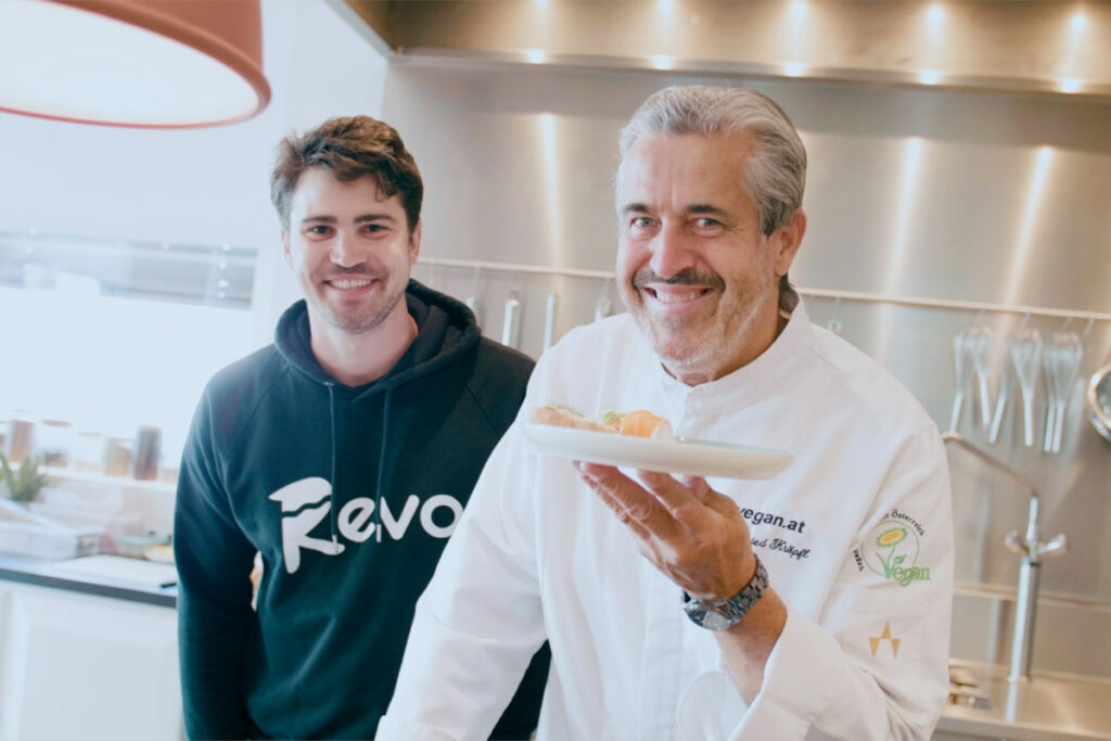Der Koch Siegfried Kröpfl bereitete den veganen Lachs bereits für Revo Foods zu. © Revo Foods