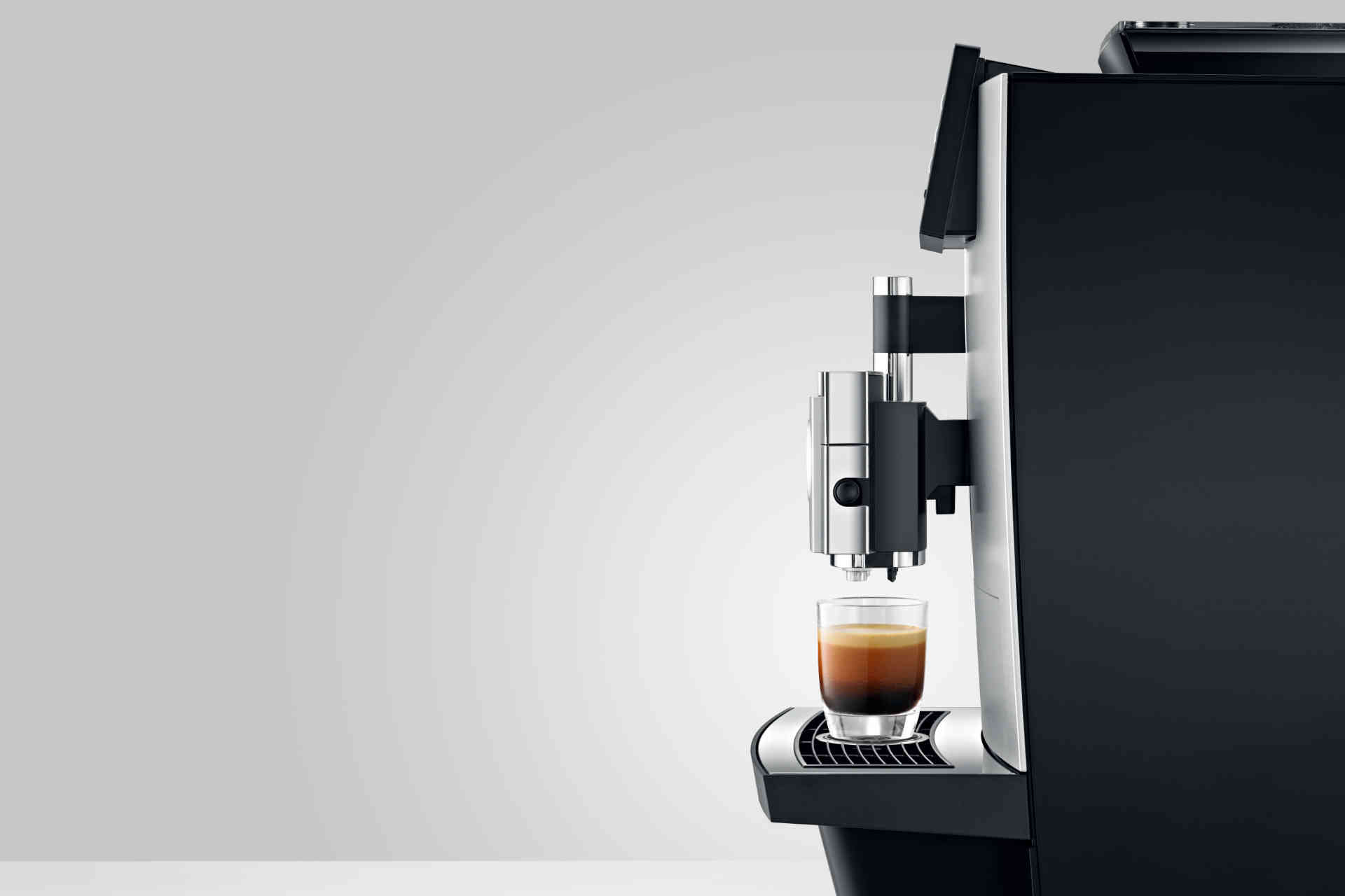 Auf Knopfdruck fließen verschiedene aromatische Kaffeespezialitäten in die Tasse. © Jura