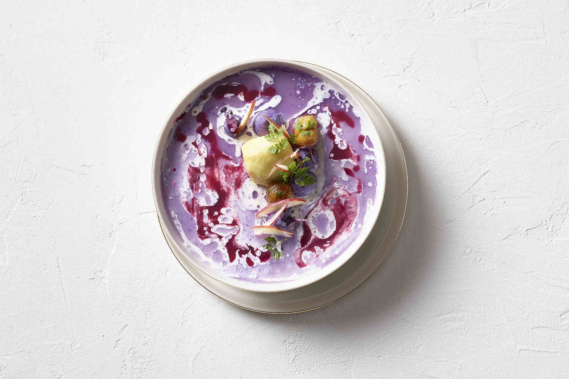 Die vegane Rotkohlsuppe ist neben ihrem Geschmack durch die Optik ein Highlight. © Unilever Food Solutions & Eskimo