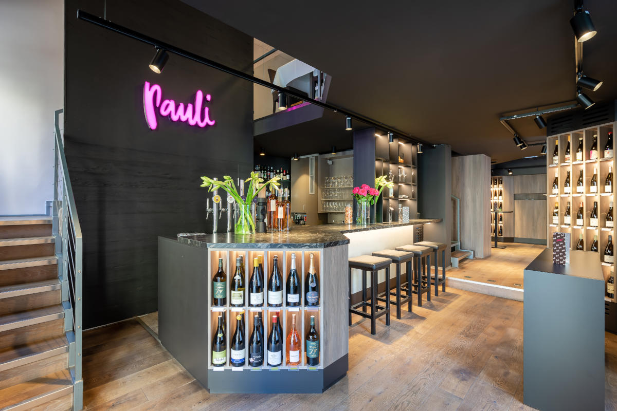 Das »Pauli – Shop Wine. Dine Fine.« bietet nicht nur exzellente Küche, sondern auch einen Weinshop im Untergeschoss. © Pauli – Shop Wine. Dine Fine.