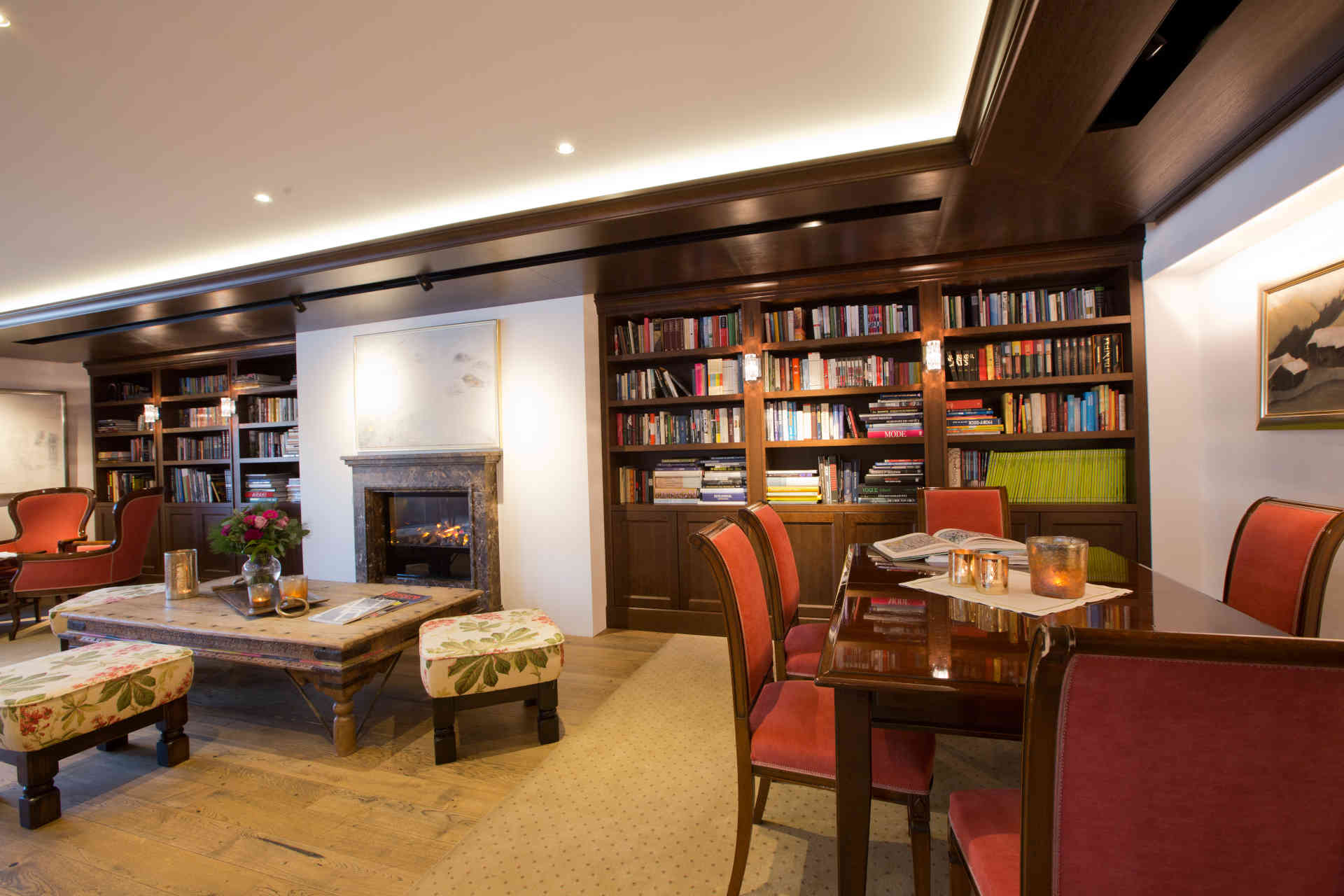 Die Gäste finden eine große Anzahl an Bücher diverser Genres vor.© Hotel »Sonnenburg«