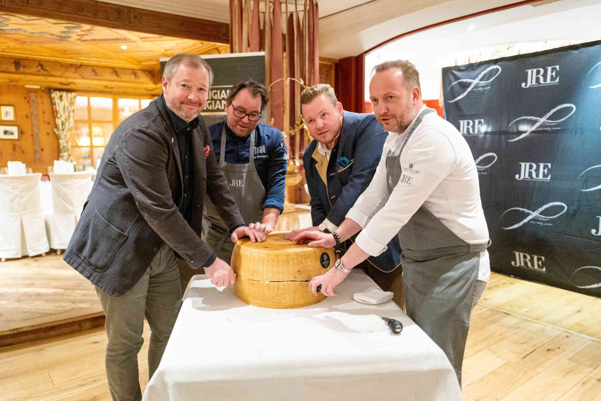 Der JRE-Österreich Vorstand öffnete einen ganzen Laib Parmigiano Reggiano. © Marc Stickler