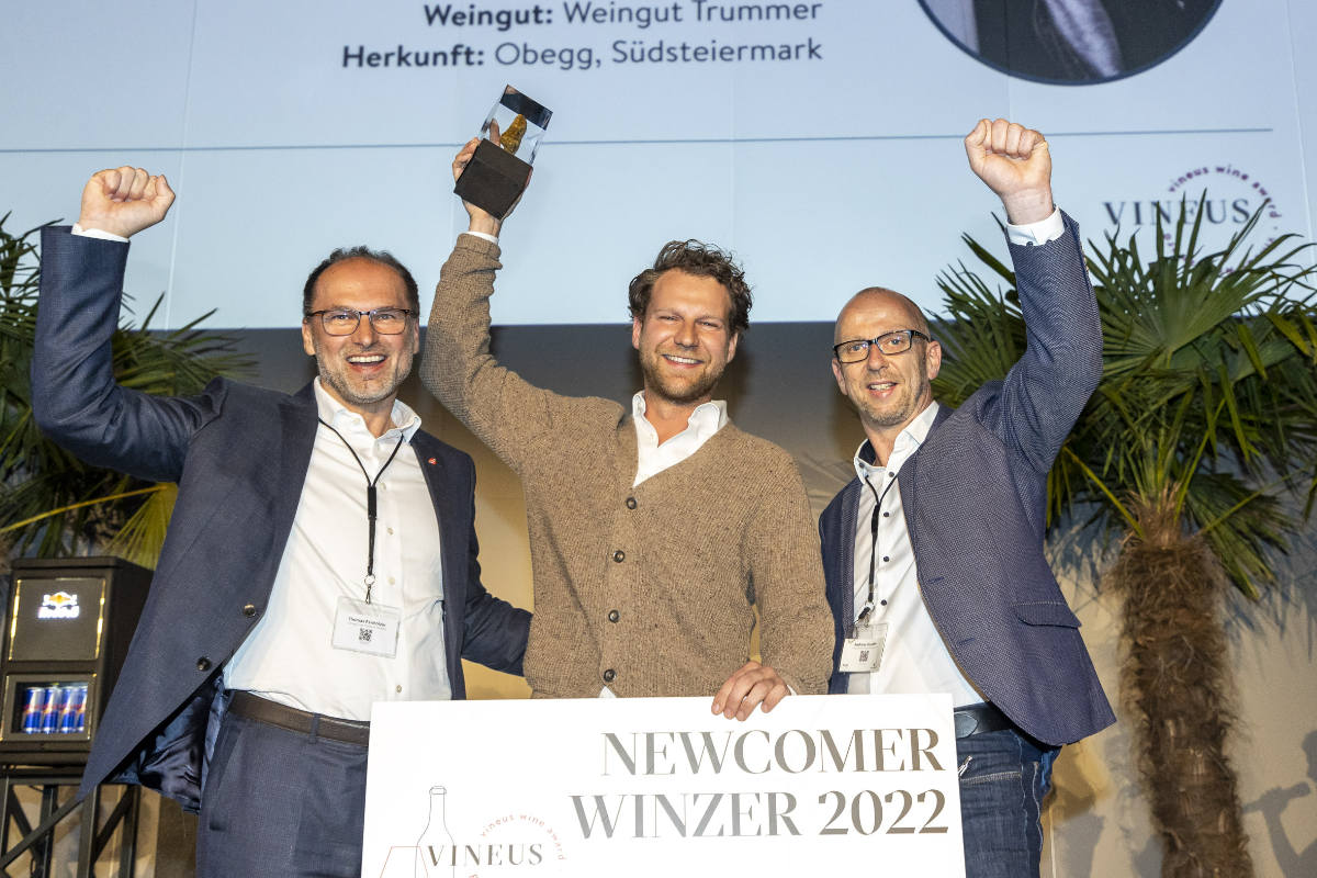 »Newcomer Winzer 2022«, Jürgen Trummer (Mitte), bei der Preisübergabe mit Thomas Panholzer und Andreas Hayder. © Andreas Kolarik / Transgourmet Österreich