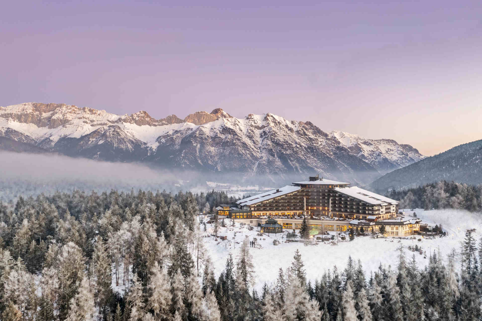 Das »Interalpen Hotel Tyrol« ist in eine Winterlandschaft eingebettet. © Interalpen Hotel Tyrol