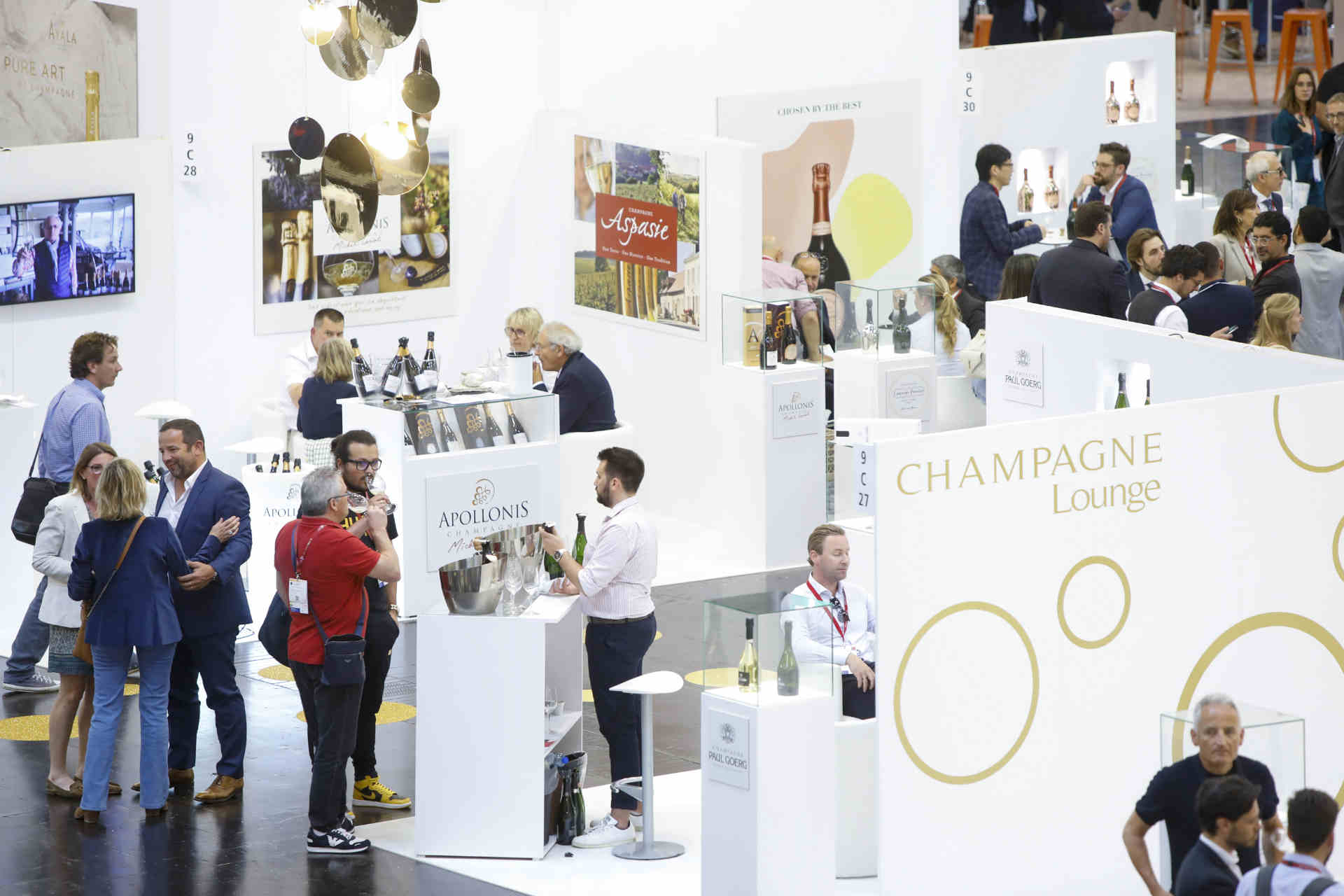 Die Champagner Lounge mit verschiedensten Edelmarken gilt als das »Goldene Entrée« in den Frankreichbereich, der drei ganze Hallen umfasst. © ProWein