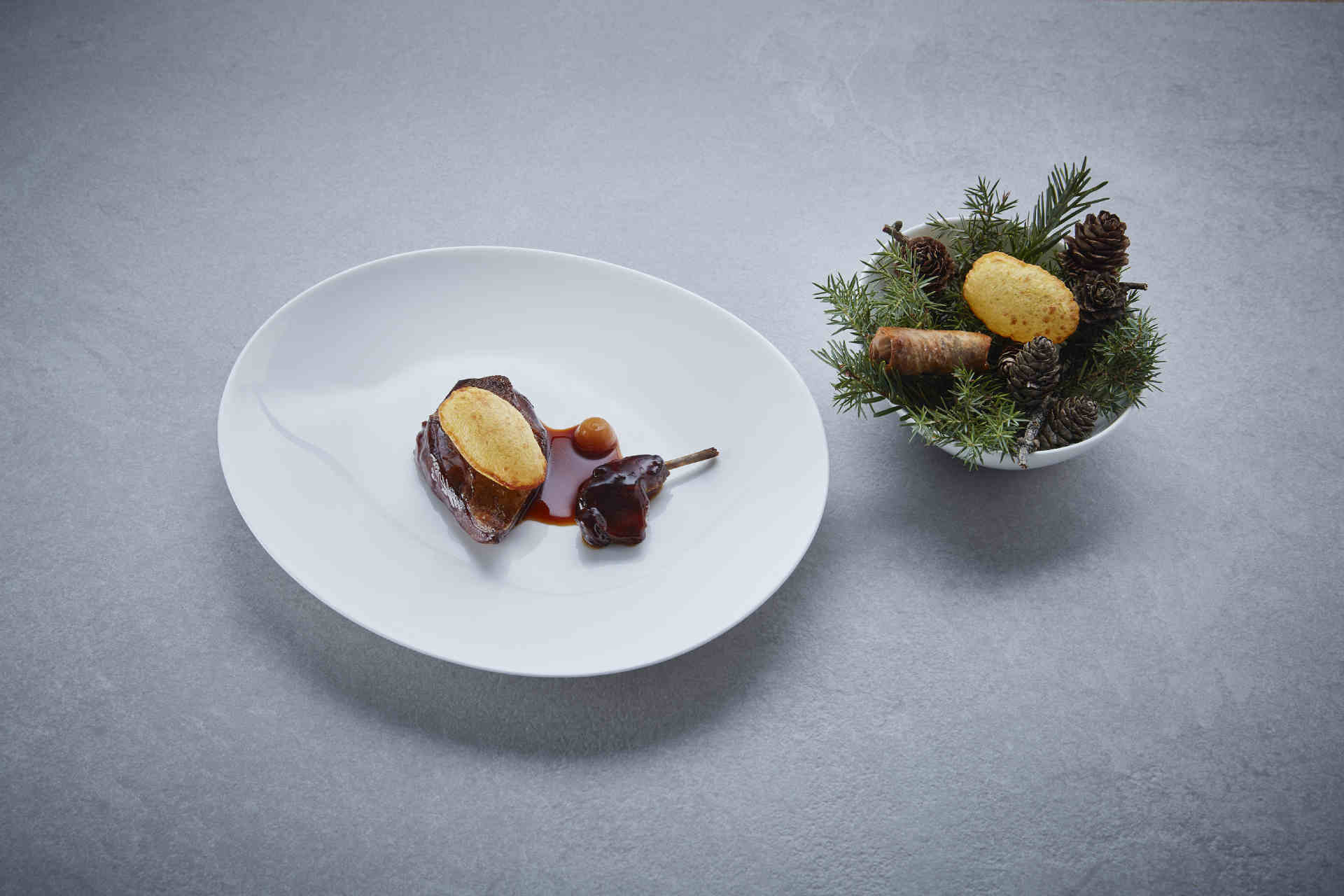 Taube »Excellence Miéral«: Gewürzsalzteig, Chutney, Pommes Soufflées. © Helge Kirchberger Photography