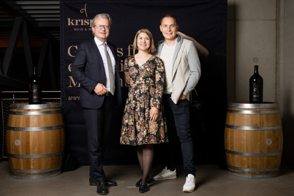Stefan und Julia Krispel mit Landeshauptmann Christopher Drexler bei der Eröffnung des neuen Weinkellers. © Broboters